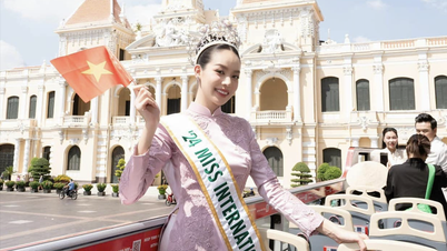 កញ្ញា Thanh Thuy ជិះឡានក្រុងពីរជាន់ អ្នកគាំទ្រជិះម៉ូតូទៅលើកទឹកចិត្ត