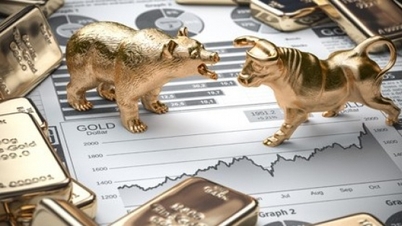 تراجعت أسعار الذهب بفعل الدولار الأمريكي، لكنها لا تزال تسجل أعلى مستوياتها على الإطلاق، وسط مفاجأة من الطلب المادي على الذهب