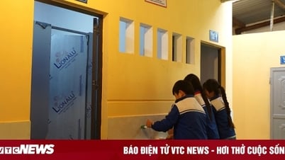 សិស្សសាលាបឋមសិក្សា Bac Quynh Lang Son រំភើបចិត្តនឹងបង្គន់ថ្មី។