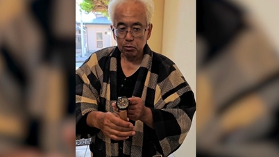Coming to say goodbye, Vietnamese male worker surprised by gift from Japanese director
