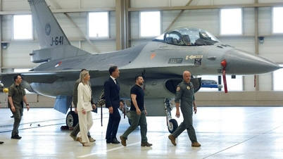 Ông Zelensky kiểm tra tiêm kích F-16 khi thăm Hà Lan