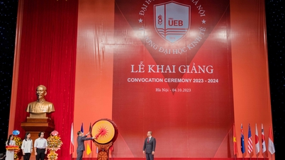 2023-2024학년도 개교식에서 감동적인 추억이 남아 있습니다 - VNU: 우리는 UEB 학생이 된 것을 자랑스럽게 생각합니다.