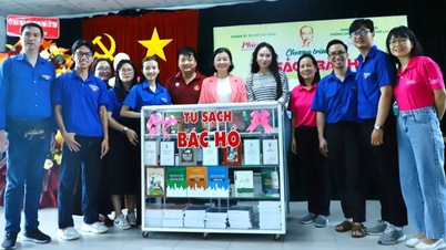 Tặng tủ sách Bác Hồ cho học sinh vùng nông thôn Cần Thơ