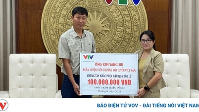 HLV Kim Sang Sik ủng hộ 100 triệu đồng chung tay khắc phục hậu quả bão lũ