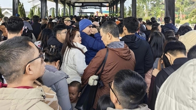 Xếp hàng 2-3 tiếng chờ lên đỉnh Fansipan