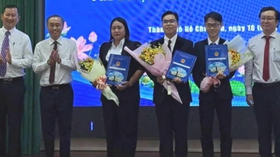 Two excellent bachelors born in 2001 were recruited to teach at specialized schools in Ho Chi Minh City.