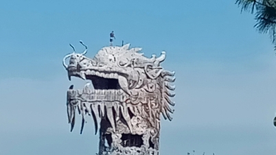 ទិដ្ឋភាព​អ្នក​ទេសចរ​ចូល​មើល​ក្បាល​នាគ​យក្ស​នៅ​បឹង Thuy Tien