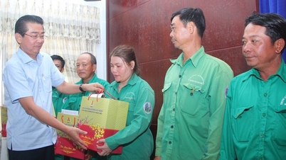 Phó trưởng ban Nội chính T.Ư Võ Văn Dũng tặng quà tết cho công nhân Bạc Liêu