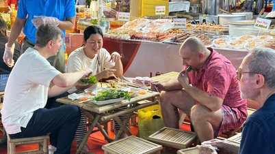 Khách Tây chia sẻ điều bất ngờ khi ăn món ăn chấm nước mắm ở TP.HCM