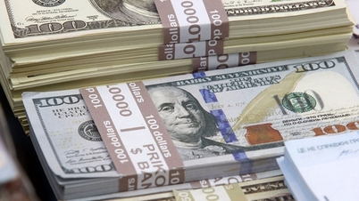 Bản tin tài chính sáng 30/12/2023: Giá vàng ở mức cao, dầu tăng, USD hồi phục