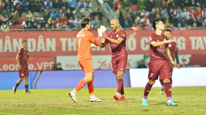 Đặng Văn Lâm chấn thương trong ngày Bình Định thắng CLB Hải Phòng