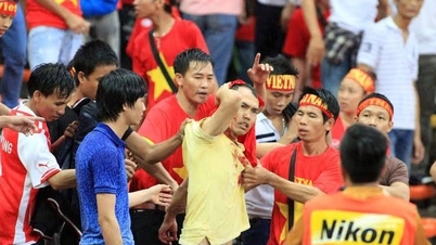 Das riesige Stadion, in dem vietnamesische Fans einst "Blut vergossen", stürzte augenblicklich ein