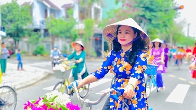 ក្បួនដង្ហែស្ត្រី Da Nang នៅ Ao Dai ដើម្បីអបអរសាទរថ្ងៃទី 8 ខែមីនា