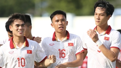 គ្រូ​បង្វឹក Hoang Anh Tuan លើក​ដៃ​អាវ​ដើម្បី​កែ​កំហុស​ឲ្យ U.23 វៀតណាម