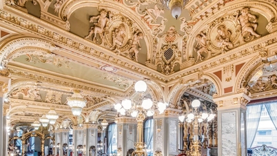New York Café - the most beautiful 129-year-old coffee shop in the world