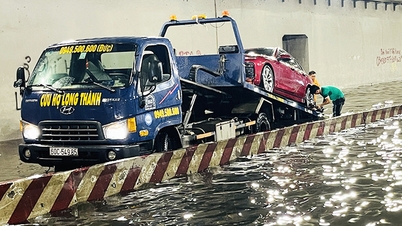 Mưa lớn trong đêm, nhiều phương tiện chết máy nằm la liệt