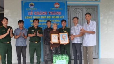 ប្រគល់ផ្ទះមហាសាមគ្គីចំនួន ២ខ្នង ជូនគ្រួសារក្រីក្រ និងភរិយាយុទ្ធជនពិការនៅតំបន់ព្រំដែន