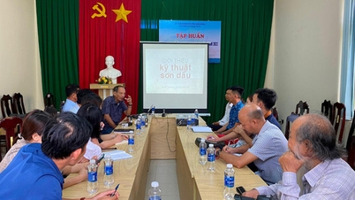 សិស្ស 25 នាក់ត្រូវបានបណ្តុះបណ្តាលលើការបង្កើតគំនូរប្រេង។