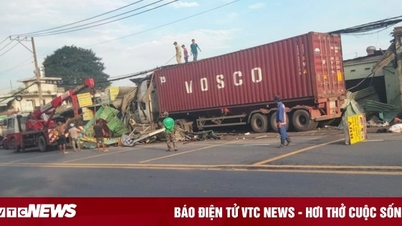 Container tông loạt ki ốt ven đường ở TP.HCM, nghi do tài xế ngủ gục