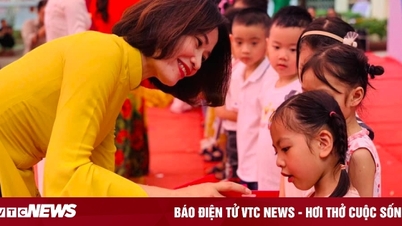 Em háo hức, em thút thít trong vòng tay mẹ
