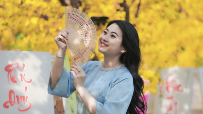 Thiếu nữ xúng xính áo dài trên phố ông đồ ở TPHCM