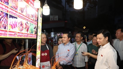 ថ្នាក់ដឹកនាំទីក្រុងហូជីមិញត្រួតពិនិត្យប្រភពដើម និងគុណភាពនៃប្រភពអាហារនៅទីផ្សារអាហារដែលទាក់ទាញភ្ញៀវទេសចរជាច្រើន។