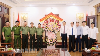 គណៈកម្មាធិការអចិន្ត្រៃយ៍គណៈកម្មាធិការបក្សខេត្ត អបអរសាទរចំពោះស្នងការនគរបាលខេត្ត ក្នុងឱកាសរំលឹកខួបទិវាប្រពៃណីរបស់នគរបាលប្រជាជនវៀតណាម។