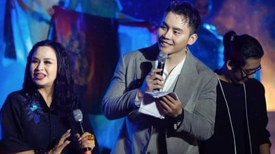 MC Mạnh Khang bị sốt vẫn "tắm mưa" dẫn chương trình