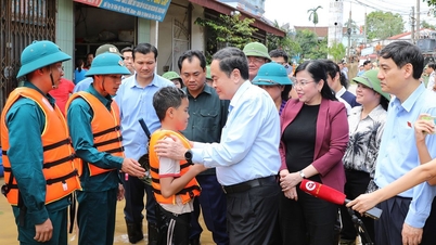 National Assembly Chairman Tran Thanh Man visits and encourages people in flooded areas of Thai Nguyen province