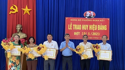 Ayun Pa and Kbang ប្រគល់ផ្លាកសញ្ញាបក្សដល់សមាជិកបក្សនៅថ្ងៃទី ១៩ ឧសភា | កាសែត Gia Lai អេឡិចត្រូនិក