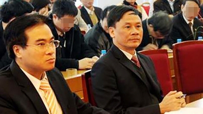 How much bribe did the two former directors of the Vietnam Register receive?
