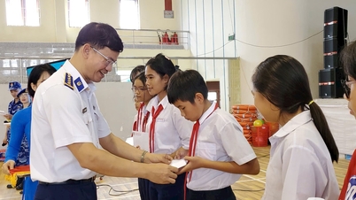 Cảnh sát biển trao học bổng cho trẻ em nghèo vượt khó, học giỏi