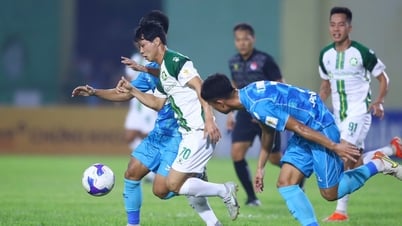Trận đấu của đội Công Phượng gặp Khánh Hòa liên tục phải tạm hoãn, vì sao?