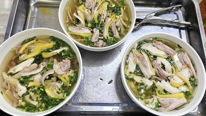 ផូក្រហម 'ព្យួរតាមខ្យល់' នៅ Ha Giang ត្រូវបានរៀបចំយ៉ាងល្អិតល្អន់ ញ៉ាំជាមួយមាន់ភ្នំផ្អែម និងក្រអូប