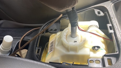 What trick do taxis at Tan Son Nhat airport use to charge 420,000 VND for a 2km trip?