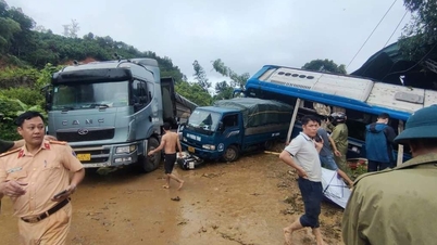 Quả đồi sạt xuống quốc lộ 2 ở Hà Giang, nhiều xe gặp nạn