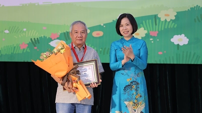 Nhà văn Trần Đức Tiến được trao giải Hiệp sĩ Dế Mèn 2023