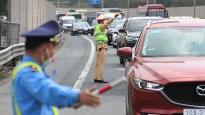 Mùng 4 Tết, CSGT lập 'hàng rào sống' đón người dân trở lại thành phố