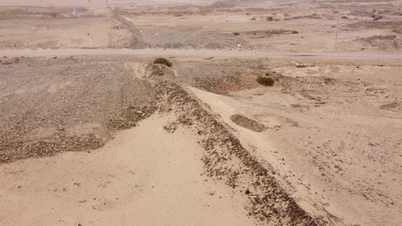Bức tường 10 km trên sa mạc ngăn lũ lụt do El Nino