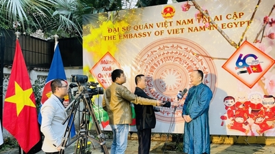 អ្នក​យក​ព័ត៌មាន​អ្នក​ស្រុក​និង​វៀតណាម​តេត​នៅ​ស្រុក​ពីរ៉ាមីត