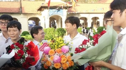រីករាយថ្ងៃទី 20 ខែវិច្ឆិកា រចនាប័ទ្ម Le Hong Phong