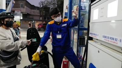 Gasoline price drops 900 VND per liter before Tet