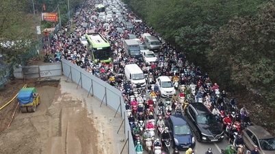 Tắc 'khủng khiếp' trên đại lộ Thăng Long vì hàng rào thi công vẫn chưa điều chỉnh