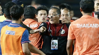 Trưởng đoàn bóng đá Indonesia: 'Tôi đến can nhưng bị đánh'