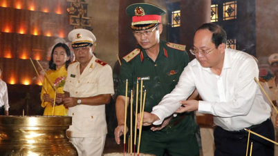 Đoàn đại biểu TPHCM dâng hoa, dâng hương tưởng nhớ các anh hùng liệt sĩ tại huyện Củ Chi