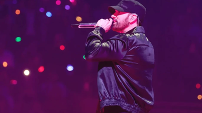 Eminem tritt in Detroit auf der Bühne auf und unterstützt öffentlich Kamala Harris