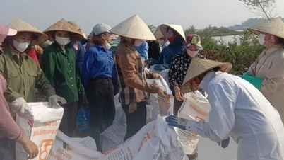 ទំនប់ទឹក Cau ដួលរលំ អ្នកស្រុក Bac Giang រាប់ពាន់នាក់ ហ៊ានហាលថ្ងៃជួសជុលវា។