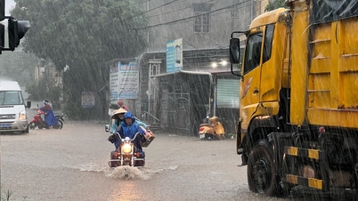 Heavy rain, many roads in Dong Hoi city flooded