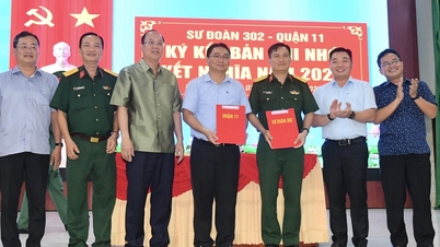 Delegation of Ho Chi Minh City Party Committee visited and worked with officers and soldiers of Division 302