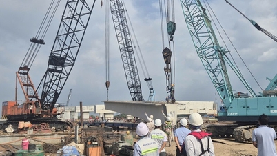 Gác những dầm cầu đầu tiên tại dự án cầu Đại Ngãi 2